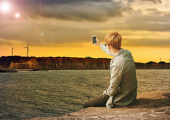 PSD 서양인 구름 편집 편집이미지 남자 바다 여행 하늘 한명 들기 앉기 상반신 20대 성인 취미 옆모습 스마트폰 선글라스 노을 풍력에너지 이미지편집 자연요소 외국인 1 안경 뷰포인트 모션 사람 청년 핸드폰 스마트기기 그린에너지 파일형식