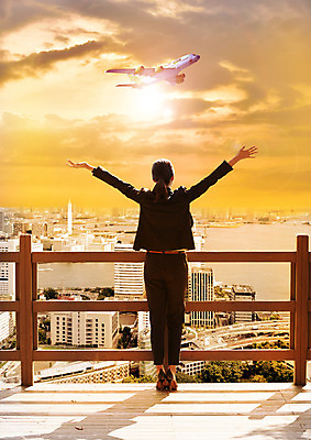 전신 PSD 구름 편집 편집이미지 여자 여행 난간 하늘 팔벌리기 비행기 한명 서기 정장 빌딩 성인 취미 뒷모습 햇빛 노을 자유 도시 비즈니스우먼 해안도시 안식처 이미지편집 자연요소 1 옷 뷰포인트 컨셉 비즈니스 항공교통 모션 휴식 대중교통 사람 건물 태양 직장인 파일형식