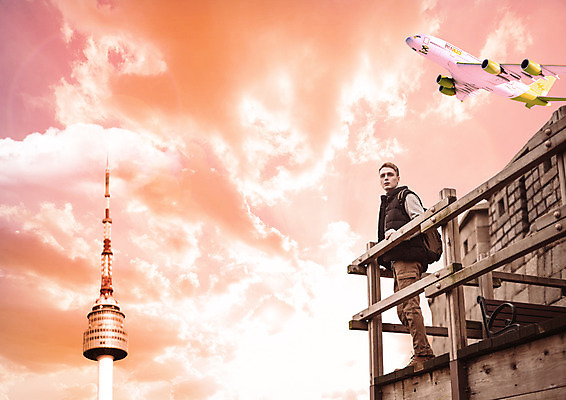 전신 PSD 서양인 구름 편집 편집이미지 남자 여행 벤치 배낭 난간 하늘 비행기 한명 서기 20대 성인 취미 옆모습 노을 탑 첨탑 이미지편집 자연요소 외국인 1 건축물 뷰포인트 의자 가방 항공교통 모션 대중교통 사람 청년 파일형식