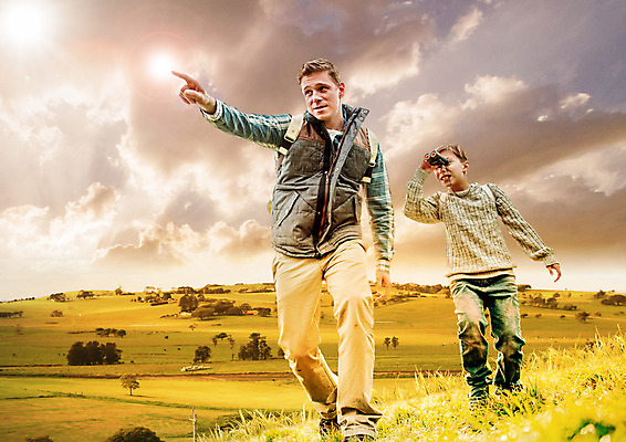 전신 PSD 서양인 나무 구름 편집 편집이미지 응시 남자 아들 여행 가족 하늘 서기 소년 초원 성인 취미 두명 노을 트래킹 망원경 가리킴 아빠 이미지편집 자연요소 외국인 식물 시선 어린이 관계 모션 레저 사람 손짓 파일형식