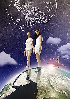 전신 PSD 구름 편집 편집이미지 여자 별 지구 해외여행 여행 말풍선 상상 청소년 하늘 비행기 서기 웃음 취미 두명 친구 손잡기 한국인 야간 자유의여신상 이미지편집 자연요소 해외 관계 항공교통 모션 대중교통 표정 사람 동양인 미국 세계문화유산 파일형식