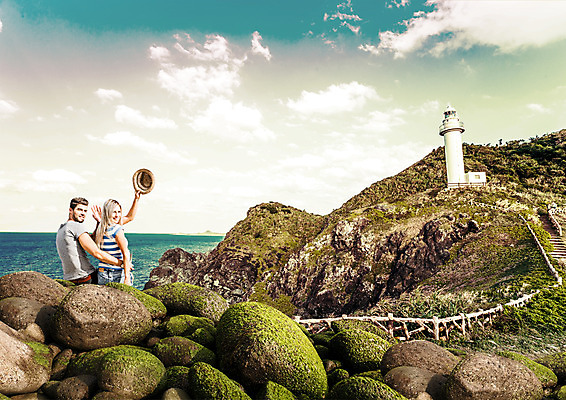 PSD 서양인 구름 편집 편집이미지 모자 커플 여자 남자 여행 하늘 등대 상반신 20대 성인 취미 해변 두명 뒷모습 바위 뒤돌아보기 손인사 이미지편집 자연요소 외국인 잡화 바다 뷰포인트 관계 모션 사람 청년 돌_바위 인사 파일형식