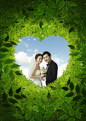 PSD 구름 편집 편집이미지 커플 여자 남자 신부 부케 커플라이프 웨딩드레스 신랑 결혼 하늘 나뭇잎 웃음 정장 턱시도 상반신 성인 두명 옆모습 30대 한국인 하트 이마맞대기 이미지편집 자연요소 모양 라이프스타일 드레스 옷 뷰포인트 꽃다발 잎 관계 표정 사람 동양인 이벤트 장년 얼굴맞대기 파일형식