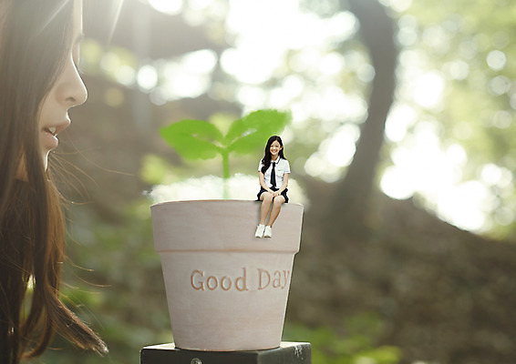 전신 PSD 편집 편집이미지 여학생 여자 교복 화분 청소년 앉기 상반신 두명 옆모습 새싹 자연보호 환경 그린캠페인 한국인 이미지편집 식물 학생 옷 캠페인 뷰포인트 모션 자연 사람 동양인 보호 파일형식