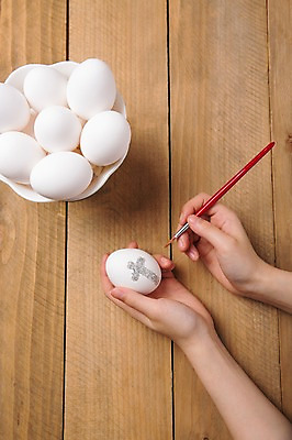 포토 JPG 손 기독교 종교 백그라운드 십자가 나뭇결 신체부위 붓 그리기 부활절계란 나무판자 국내포토 모션 부활절 사람 목재 계란 파일형식