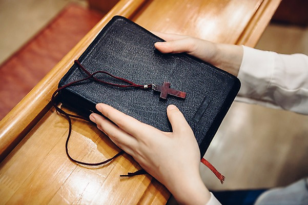 포토 JPG 여자 기독교 종교 십자가 실내 한명 성인 교회 성경 예배 국내포토 1 종교용품 종교건축 사람 내부 건물 파일형식