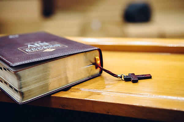 포토 JPG 기독교 종교 십자가 실내 사람없음 아웃포커스 교회 성경 예배 국내포토 종교용품 종교건축 촬영기법 내부 건물 파일형식