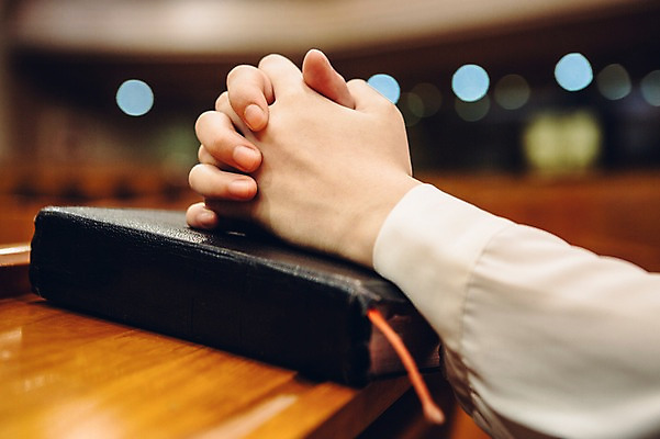 포토 JPG 손 여자 기독교 종교 실내 한명 성인 아웃포커스 신체부위 교회 성경 기도 예배 국내포토 1 종교용품 종교건축 촬영기법 사람 내부 건물 파일형식