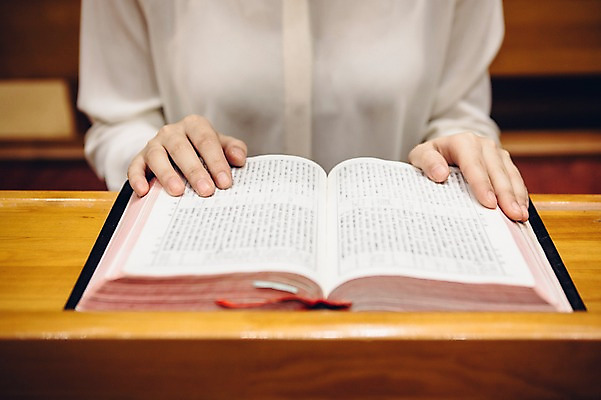 포토 JPG 여자 기독교 종교 실내 한명 성인 교회 성경 예배 국내포토 1 종교용품 종교건축 사람 내부 건물 파일형식