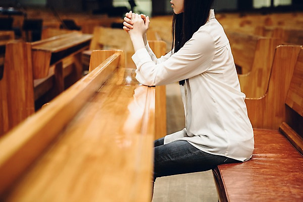 포토 JPG 여자 기독교 종교 의자 실내 한명 성인 옆모습 교회 기도 예배 국내포토 1 뷰포인트 가구 종교건축 사람 내부 건물 파일형식