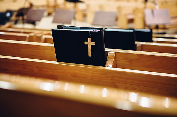 포토 JPG 기독교 종교 십자가 실내 사람없음 아웃포커스 교회 성경 예배 국내포토 종교용품 종교건축 촬영기법 내부 건물 파일형식