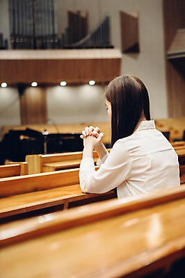 포토 JPG 여자 기독교 종교 의자 실내 한명 성인 옆모습 교회 기도 예배 국내포토 1 뷰포인트 가구 종교건축 사람 내부 건물 파일형식