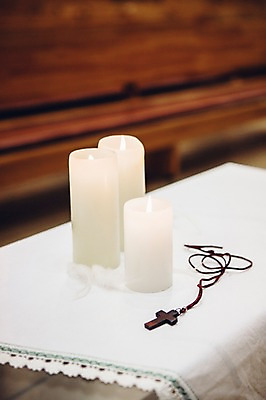 포토 JPG 기독교 종교 십자가 초 실내 사람없음 아웃포커스 교회 십자가목걸이 국내포토 목걸이 종교건축 촬영기법 내부 건물 파일형식