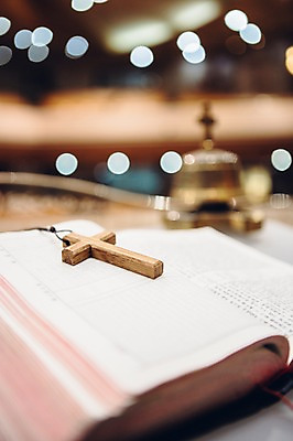 포토 JPG 기독교 종교 십자가 실내 사람없음 아웃포커스 교회 성경 예배 국내포토 종교용품 종교건축 촬영기법 내부 건물 파일형식