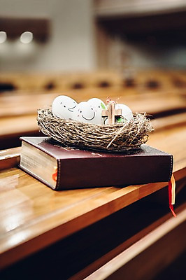 포토 JPG 기독교 종교 십자가 실내 사람없음 아웃포커스 교회 성경 둥지 부활절계란 예배 국내포토 종교용품 종교건축 부활절 촬영기법 내부 건물 계란 파일형식