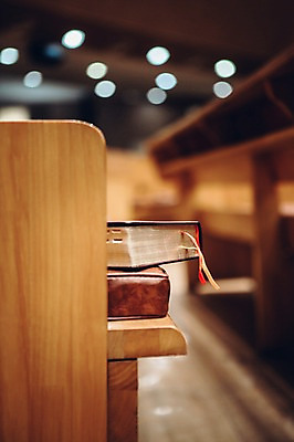포토 JPG 기독교 종교 의자 실내 사람없음 아웃포커스 교회 성경 예배 국내포토 가구 종교용품 종교건축 촬영기법 내부 건물 파일형식