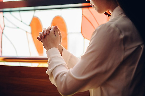 포토 JPG 손 여자 기독교 종교 실내 한명 손짓 성인 신체부위 교회 기도 창가 예배 스테인드글라스 국내포토 1 창문 종교건축 모션 유리 사람 내부 건물 파일형식