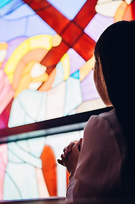 포토 JPG 여자 기독교 종교 실내 한명 성인 교회 기도 창가 예배 스테인드글라스 국내포토 1 창문 종교건축 유리 사람 내부 건물 파일형식