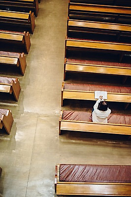 포토 JPG 여자 기독교 종교 의자 실내 한명 성인 교회 성경 기도 예배 국내포토 1 가구 종교용품 종교건축 사람 내부 건물 파일형식