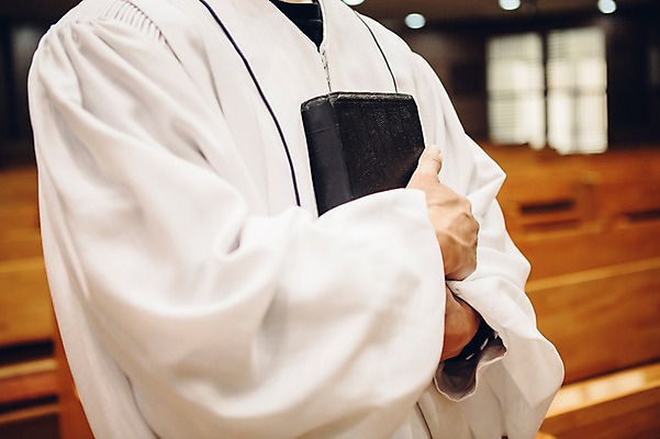 포토 JPG 남자 기독교 종교 실내 한명 성인 교회 성경 목사 예배 목사가운 목사복 국내포토 1 종교용품 종교건축 사람 내부 건물 성직자 파일형식