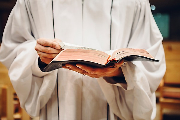 포토 JPG 남자 기독교 종교 실내 한명 성인 교회 성경 목사 예배 목사가운 목사복 국내포토 1 종교용품 종교건축 사람 내부 건물 성직자 파일형식