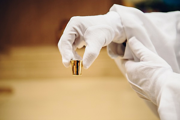 포토 JPG 손 남자 기독교 종교 실내 한명 손짓 성인 신체부위 교회 목사 목사가운 목사복 성찬기 성찬식 국내포토 1 종교건축 모션 사람 내부 건물 성직자 파일형식