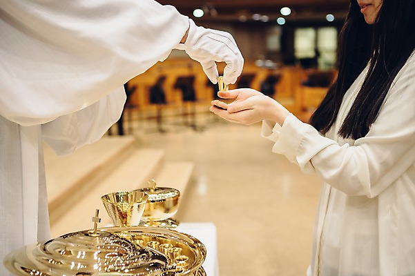 포토 JPG 손 여자 남자 기독교 종교 실내 손짓 성인 두명 신체부위 교회 목사 예배 목사가운 목사복 성찬기 성찬식 국내포토 종교건축 모션 사람 내부 건물 성직자 파일형식