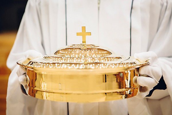 포토 JPG 남자 기독교 종교 실내 한명 성인 교회 목사 예배 목사가운 목사복 성찬식 국내포토 1 종교건축 사람 내부 건물 성직자 파일형식