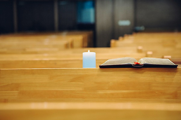 포토 JPG 기독교 종교 의자 초 촛불 실내 사람없음 아웃포커스 교회 성경 예배 국내포토 가구 종교용품 종교건축 촬영기법 내부 건물 파일형식