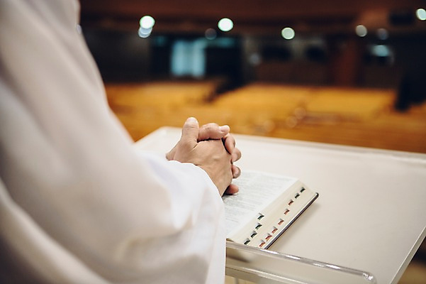 포토 JPG 손 남자 기독교 종교 실내 한명 손짓 성인 신체부위 교회 성경 기도 목사 예배 목사가운 목사복 국내포토 1 종교용품 종교건축 모션 사람 내부 건물 성직자 파일형식