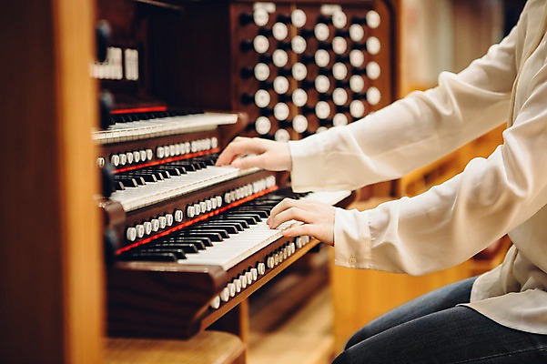 포토 JPG 손 여자 기독교 종교 악기 연주 실내 한명 손짓 성인 신체부위 교회 건반 오르간 예배 국내포토 1 음악 종교건축 모션 사람 내부 건물 건반악기 파일형식