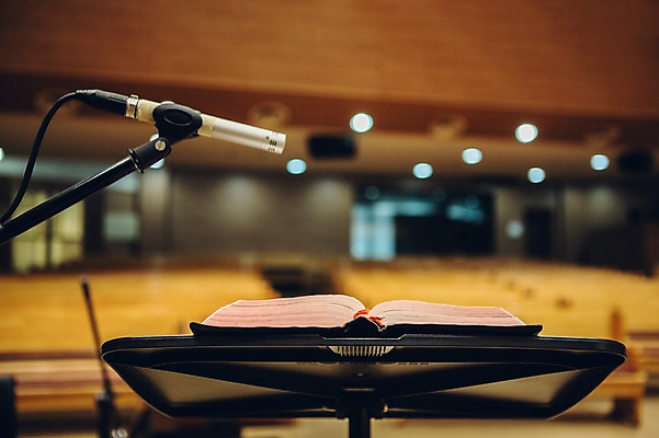 포토 JPG 기독교 종교 실내 사람없음 아웃포커스 교회 성경 마이크 예배 국내포토 음향기기 종교용품 종교건축 촬영기법 내부 건물 파일형식