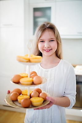 포토 JPG 백인 여자 초등학생 어린이 부활절 실내 요리 한명 미소 상반신 앞모습 주방 계란 앞치마 머핀 국내포토 서양인 1 학생 기념일 빵 뷰포인트 표정 사람 내부 알 파일형식