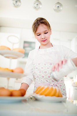 포토 JPG 백인 여자 초등학생 어린이 부활절 실내 요리 한명 들기 상반신 앞모습 주방 계란 앞치마 뿌리기 머핀 슈가파우더 국내포토 서양인 1 학생 기념일 빵 뷰포인트 모션 사람 내부 알 파일형식