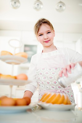 포토 JPG 백인 여자 초등학생 어린이 부활절 실내 요리 한명 들기 상반신 앞모습 주방 계란 앞치마 뿌리기 머핀 슈가파우더 국내포토 서양인 1 학생 기념일 빵 뷰포인트 모션 사람 내부 알 파일형식