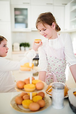 포토 JPG 백인 여자 초등학생 어린이 부활절 실내 상반신 두명 앞모습 옆모습 주방 계란 앞치마 유치원생 주기 자매 여동생 머핀 언니 국내포토 서양인 학생 기념일 빵 뷰포인트 가족 모션 사람 내부 알 동생 파일형식