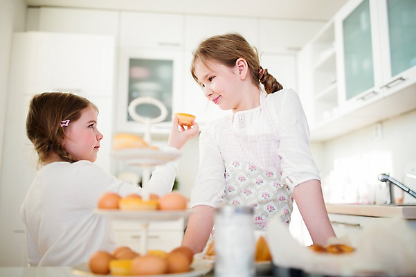 포토 JPG 백인 여자 초등학생 어린이 부활절 실내 상반신 두명 앞모습 옆모습 주방 계란 앞치마 유치원생 주기 자매 여동생 머핀 언니 국내포토 서양인 학생 기념일 빵 뷰포인트 가족 모션 사람 내부 알 동생 파일형식