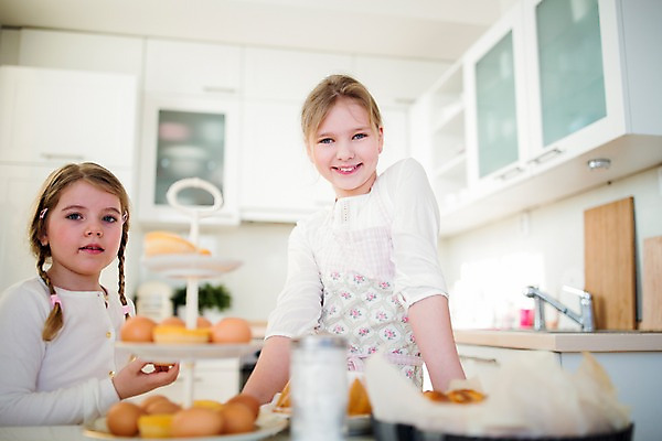 포토 JPG 백인 여자 초등학생 어린이 부활절 실내 미소 상반신 두명 앞모습 주방 계란 앞치마 유치원생 자매 여동생 머핀 언니 국내포토 서양인 학생 기념일 빵 뷰포인트 가족 표정 사람 내부 알 동생 파일형식