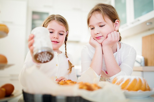 포토 JPG 백인 여자 초등학생 어린이 빵 부활절 실내 들기 상반신 두명 앞모습 주방 앞치마 턱괴기 유치원생 뿌리기 자매 여동생 언니 슈가파우더 국내포토 서양인 학생 기념일 음식 뷰포인트 가족 모션 사람 내부 동생 파일형식