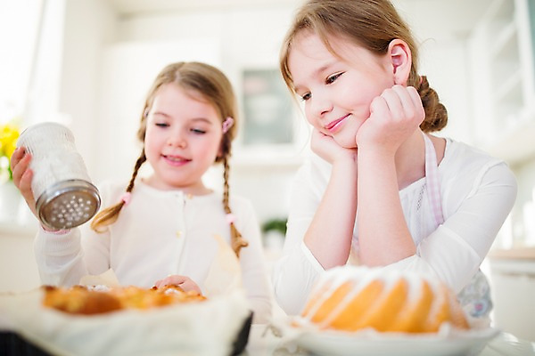 포토 JPG 백인 여자 초등학생 어린이 빵 부활절 실내 들기 상반신 두명 앞모습 주방 앞치마 유치원생 뿌리기 자매 여동생 언니 슈가파우더 국내포토 서양인 학생 기념일 음식 뷰포인트 가족 모션 사람 내부 동생 파일형식