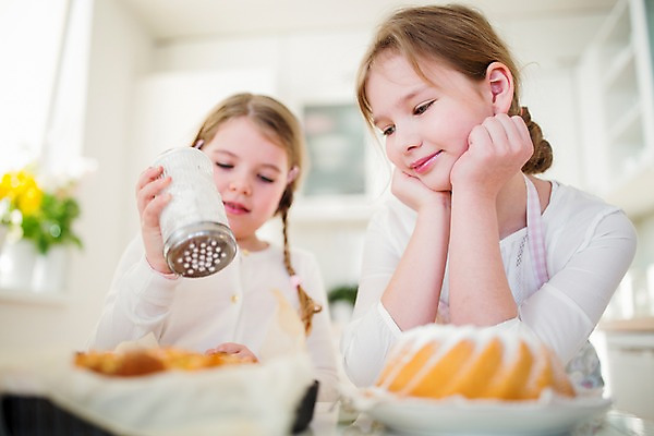 포토 JPG 백인 여자 초등학생 어린이 빵 부활절 실내 들기 상반신 두명 앞모습 주방 앞치마 유치원생 뿌리기 자매 여동생 언니 슈가파우더 국내포토 서양인 학생 기념일 음식 뷰포인트 가족 모션 사람 내부 동생 파일형식