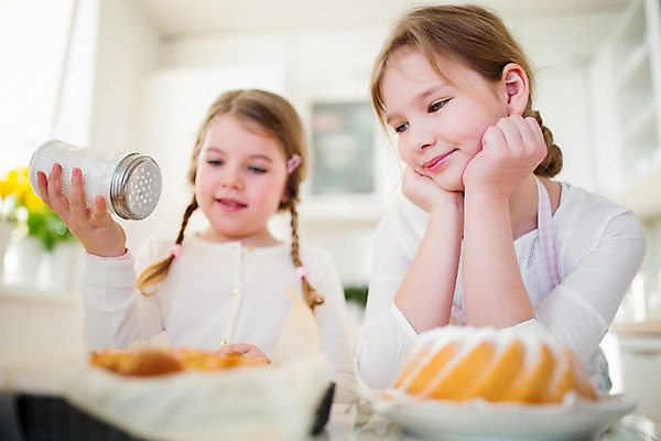 포토 JPG 백인 여자 초등학생 어린이 빵 부활절 실내 들기 상반신 두명 앞모습 주방 앞치마 유치원생 뿌리기 자매 여동생 언니 슈가파우더 국내포토 서양인 학생 기념일 음식 뷰포인트 가족 모션 사람 내부 동생 파일형식