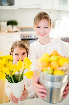 포토 JPG 백인 여자 꽃 초등학생 어린이 부활절 실내 통 미소 들기 상반신 두명 앞모습 노란색 계란 꽃병 앞치마 유치원생 주기 자매 여동생 언니 국내포토 서양인 식물 학생 기념일 뷰포인트 컬러 가족 모션 표정 사람 내부 알 동생 파일형식