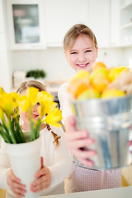 포토 JPG 백인 여자 꽃 초등학생 어린이 부활절 실내 통 미소 들기 상반신 두명 앞모습 노란색 계란 꽃병 유치원생 주기 자매 여동생 언니 국내포토 서양인 식물 학생 기념일 뷰포인트 컬러 가족 모션 표정 사람 내부 알 동생 파일형식
