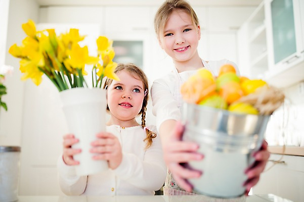 포토 JPG 백인 여자 꽃 초등학생 어린이 부활절 실내 통 미소 들기 상반신 두명 앞모습 노란색 계란 꽃병 유치원생 주기 자매 여동생 언니 국내포토 서양인 식물 학생 기념일 뷰포인트 컬러 가족 모션 표정 사람 내부 알 동생 파일형식