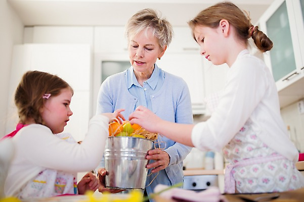 포토 JPG 백인 여자 할머니 초등학생 어린이 가족 손녀 실내 통 들기 상반신 성인 앞모습 옆모습 세명 주방 앞치마 유치원생 잡기 60대 부활절계란 국내포토 서양인 학생 노년 뷰포인트 관계 모션 부활절 사람 내부 계란 손주 파일형식