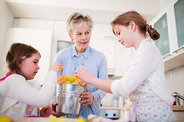 포토 JPG 백인 여자 할머니 초등학생 어린이 가족 손녀 실내 통 들기 상반신 성인 앞모습 옆모습 세명 주방 앞치마 유치원생 잡기 60대 부활절계란 국내포토 서양인 학생 노년 뷰포인트 관계 모션 부활절 사람 내부 계란 손주 파일형식