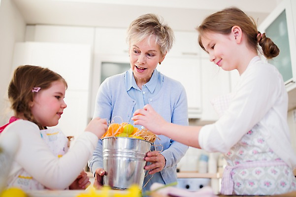 포토 JPG 백인 여자 할머니 초등학생 어린이 가족 손녀 실내 통 들기 상반신 성인 앞모습 옆모습 세명 주방 앞치마 유치원생 잡기 60대 부활절계란 국내포토 서양인 학생 노년 뷰포인트 관계 모션 부활절 사람 내부 계란 손주 파일형식