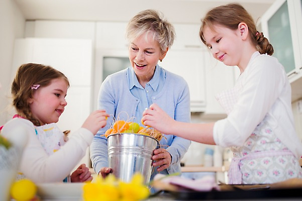 포토 JPG 백인 여자 할머니 초등학생 어린이 가족 손녀 실내 통 들기 상반신 성인 앞모습 옆모습 세명 주방 앞치마 유치원생 잡기 60대 부활절계란 국내포토 서양인 학생 노년 뷰포인트 관계 모션 부활절 사람 내부 계란 손주 파일형식
