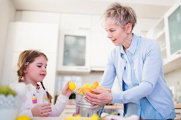 포토 JPG 백인 여자 할머니 손녀 실내 통 상반신 성인 두명 옆모습 주방 앞치마 유치원생 잡기 60대 부활절계란 국내포토 서양인 노년 어린이 뷰포인트 모션 부활절 사람 내부 계란 손주 파일형식